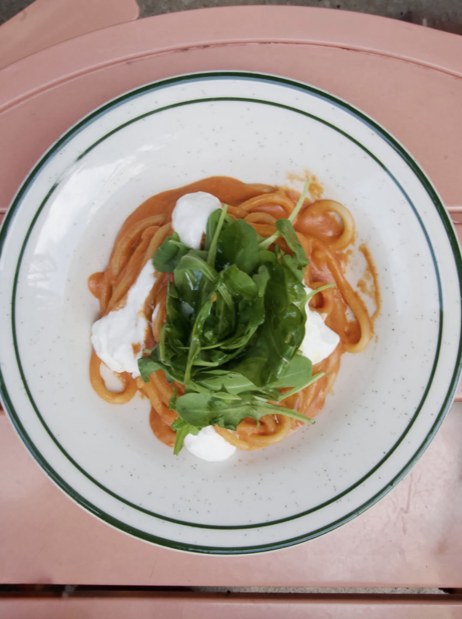 Bigoli al Pomodoro con Burrata on a green-rimmed Bicchiere plate